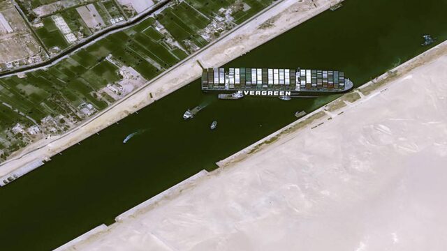 'Containerschip in Suezkanaal gedeeltelijk los'