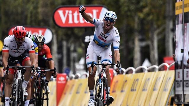 Kristoff is Degenkolb te snel af en wint op Champs-Élysées