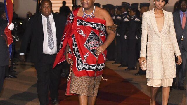 Swaziland gaat gebukt onder armoede, maar de koning leeft als een god