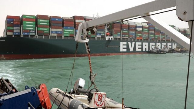 Vastgelopen containerschip in Suezkanaal is weer los