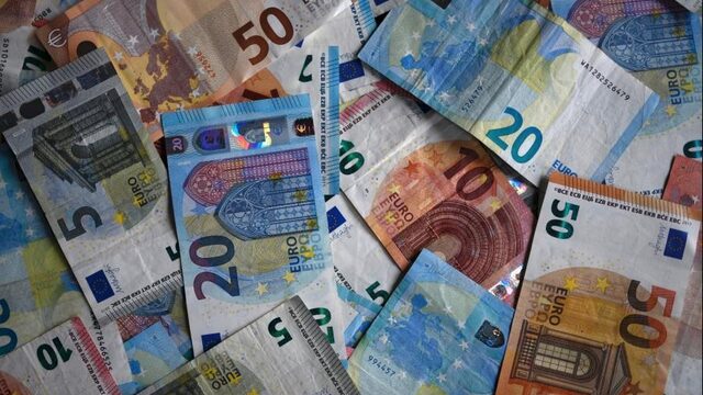 Stand.nl: Nederlanders moeten meer spaargeld uitgeven.