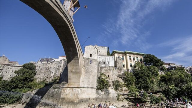 Het brugspringen verenigt Mostar niet meer