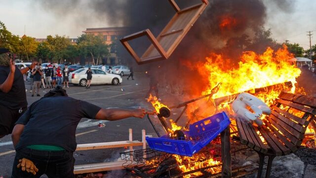 Onrust in Minneapolis, demonstranten bestormen politiegebouw