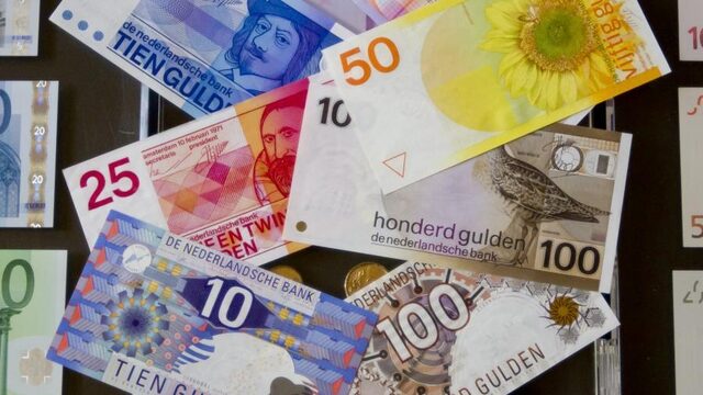 Wie zijn de mensen die nog guldens achter het behang plakken?