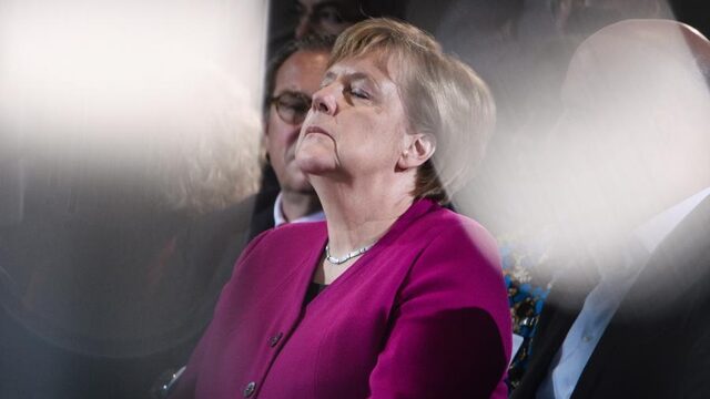 Merkel kondigde haar vertrek aan, en die timing is niet per ongeluk