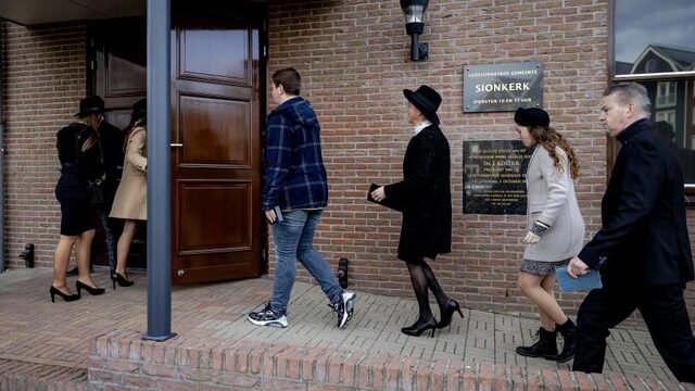 Stand.nl: 'De overheid moet optreden tegen volle kerken'