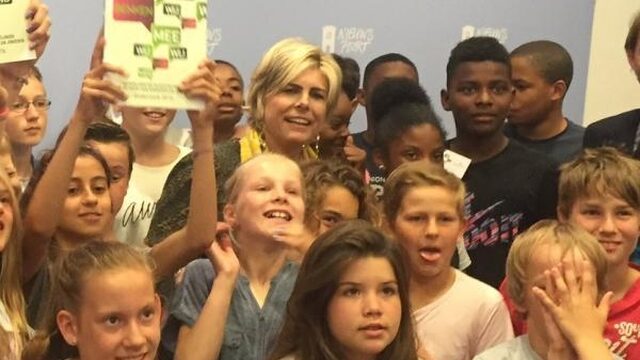 Prinses Laurentien lost met kinderen vluchtelingenvraagstuk op