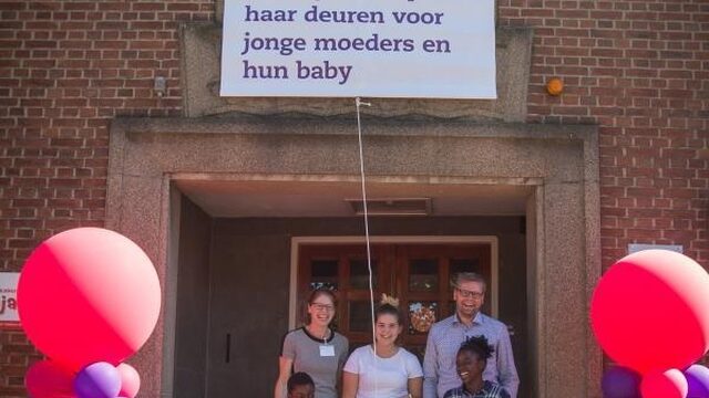 Tienermoeders kijken de kunst af bij 'voorbeeldgezin' in Gouda