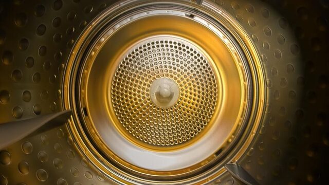 Je geld ontsmetten in de wasdroger? 'Het is niet alleen onnodig, maar ook nog eens gevaarlijk'