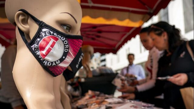 Amsterdam en Rotterdam verplichten mondkapjes op drukke plekken