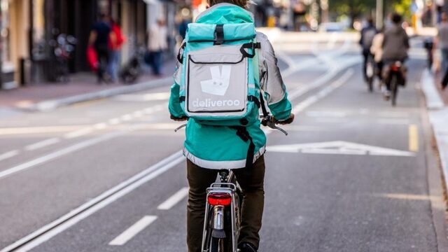 Bezorgtassen Deliveroo moeten politie helpen bij vermissingen