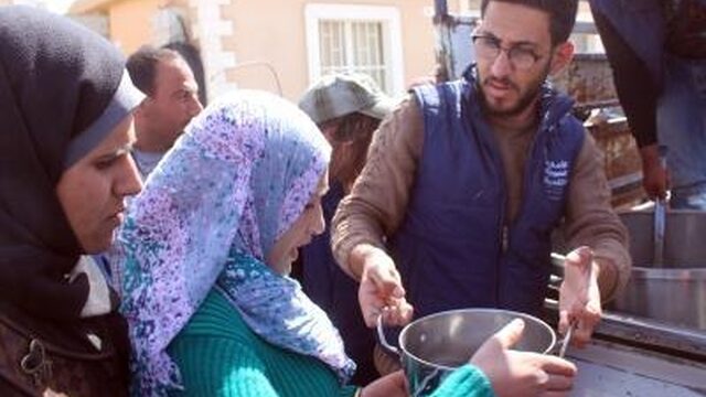 ’Met 16 trucks vol noodhulp Oost-Ghouta ingegaan’