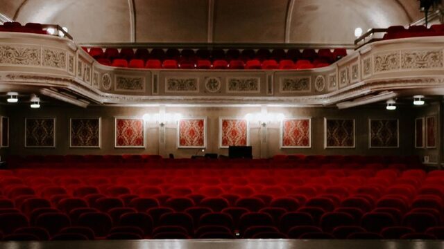'De kans dat je in een theater besmet raakt is kleiner dan de kans op een volwassen debat tussen Trump en Biden'