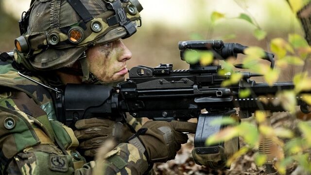 Strengere regels voor praten met pers en parlement: 'Militairen voelen zich beperkt'