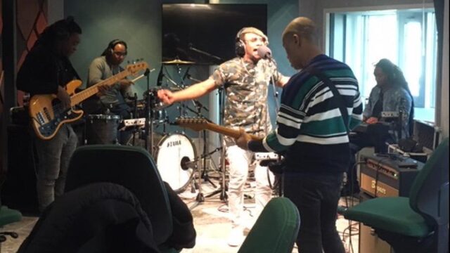 Een Facebookberichtje bracht de Soedanese Mo Ali en de Bob Marley tributeband Rootsriders samen