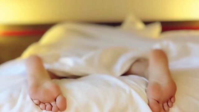 Slapen met deze hitte? Koud drinken, warm douchen en geen seks