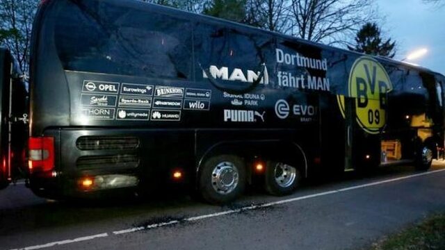 'Het gaat niet om een hooligan die wat vuurwerk naar de bus heeft gegooid'