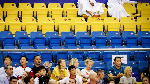 Lege tribunes bij turnevenement in zandbak