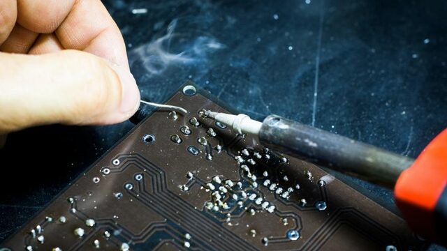 Positieve initiatieven in onzekere tijd: oude laptops opknappen en gratis aanbieden