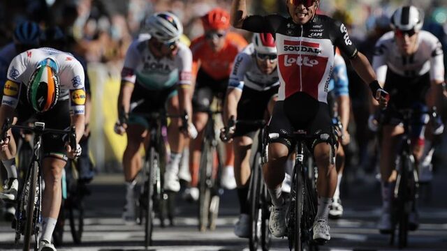 Ewan snelste in derde etappe Tour de France, Alaphilippe blijft in het geel