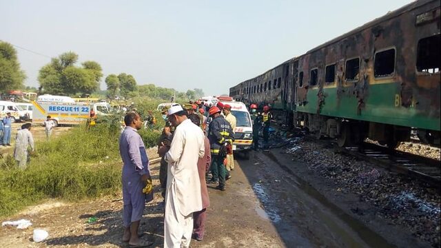Tientallen doden na brand in Pakistaanse trein