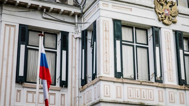 Russische ambassade valt journalisten aan op Twitter: 'Dat je het lef hebt'
