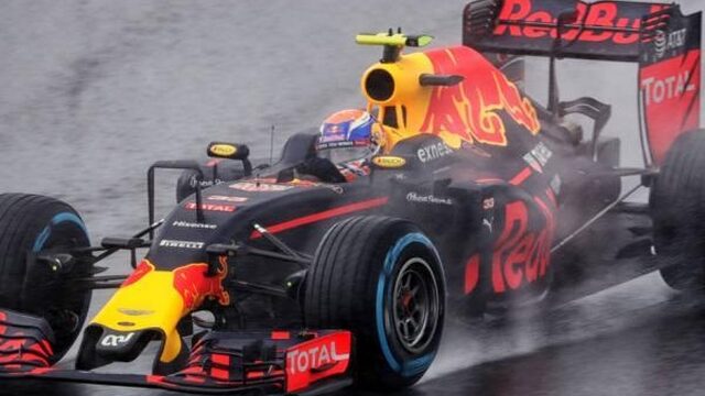 Verstappen knap naar derde plek op kletsnat circuit