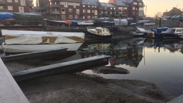 Waterpeil Maas daalt na aanvaring schip met brug bij Grave