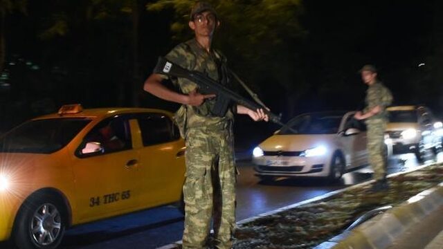 Angst op vliegveld Istanbul: 'Ik wil gewoon weg, maar dat kan niet'