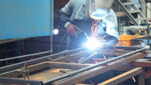 Deze academicus kent de machteloosheid van de fabrieksarbeider uit eigen ervaring