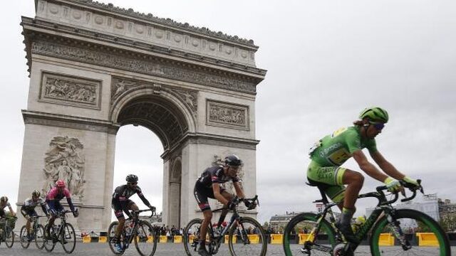 Sportzomer vandaag: Tour finisht op de Champs-Élysées, Max rijdt in Hongarije