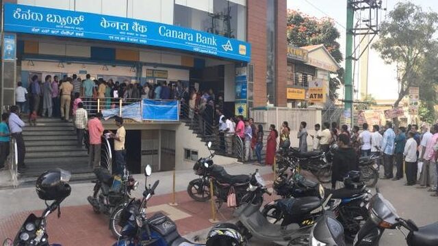 Indiërs uren in de rij voor nieuwe bankbiljetten