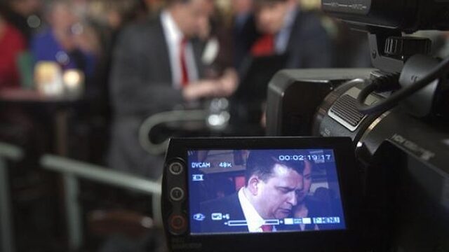 Parlementaire verslaggeving op de voet gevolgd tijdens de verkiezingsstrijd