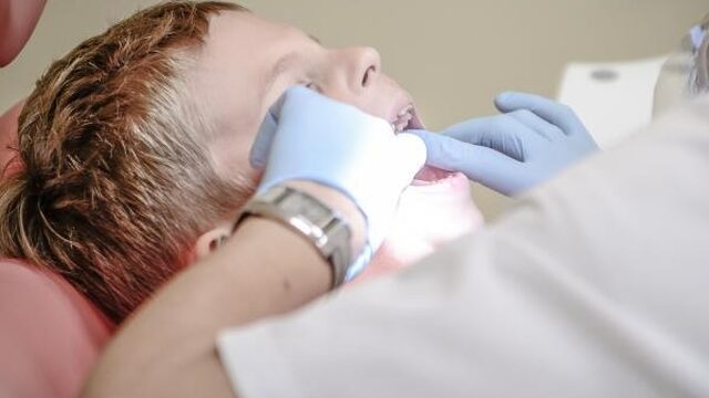 Is er een verband tussen gaatjes en strenge opvoeding?