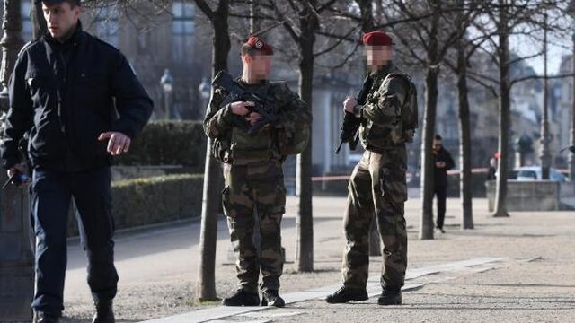 Gewapende man neergeschoten bij Louvre in Parijs