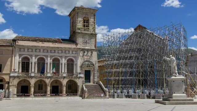 Een jaar na aardbevingen: Italië nog steeds in puin