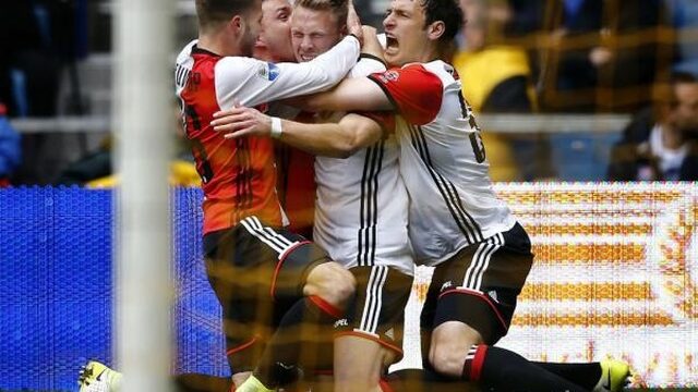 Feyenoord zet grote stap richting landstitel, Ajax kopje onder in Eindhoven