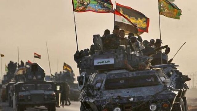 'Ik zie een bont gezelschap strijders aan de rand van Mosul'