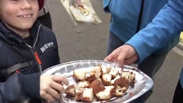 In het riool zie je waarom oliebollenvet niet door de gootsteen moet