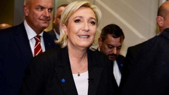 Journalist hardhandig naar buitengegooid na vraag aan Le Pen