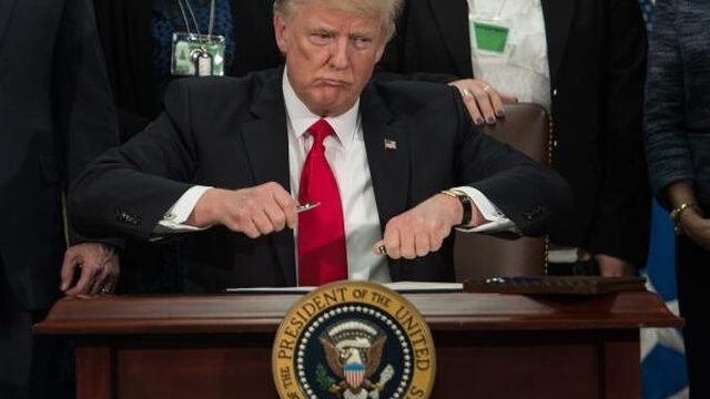 Filmpje: ‘Trump, treed af!’