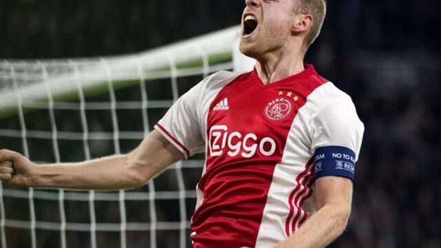 Dominant Ajax verslaat Schalke 04 met 2-0