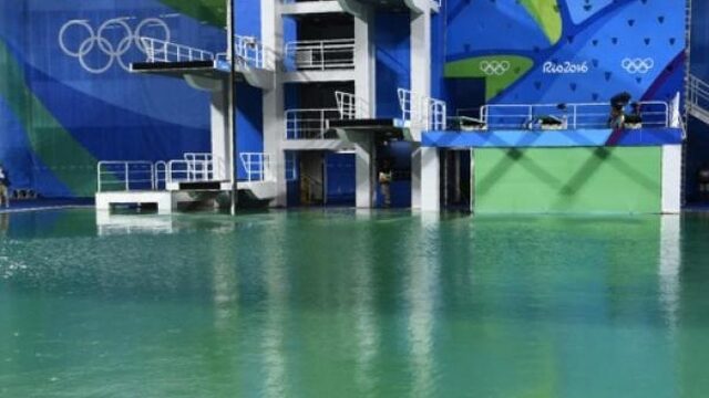 Trending: Olympisch waterpolobad nu groen en troebel