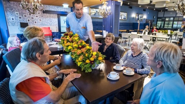 Stand.nl: 'Het bejaardentehuis moet in ere hersteld worden'