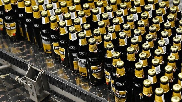 Waarom je bierflesje misschien al door tien anderen gebruikt is