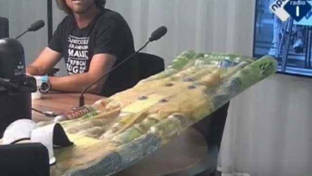 Met een kitesurfboard van plastic flesjes de Noordzee over