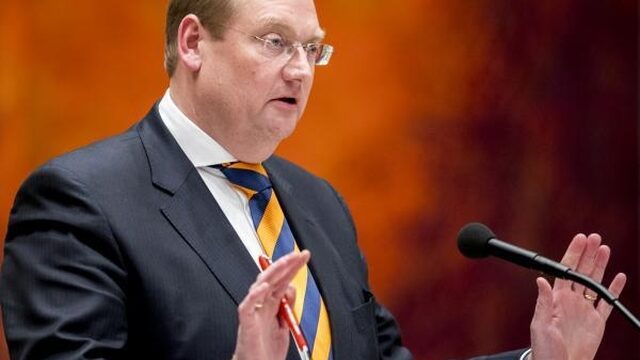 Minister van der Steur stapt op om bonnetjesaffaire