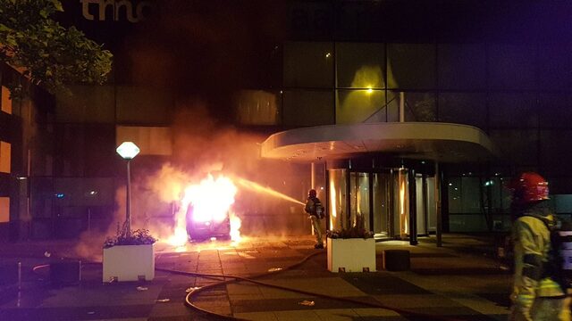 Auto rijdt gebouw De Telegraaf binnen, politie vermoedt opzet