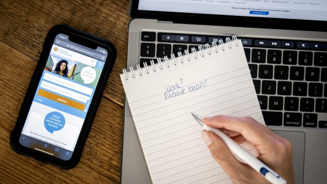 Kan ambtenarenbaan aantrekkelijker? 'Als je er begint te werken, loop je ertegenaan dat je wilt doorgroeien'