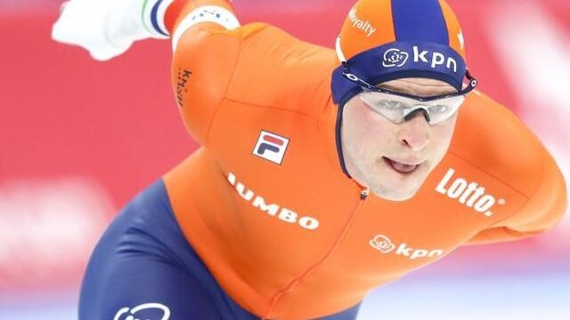 Sven Kramer prolongeert wereldtitel op 10 kilometer in een waanzinnige tijd
